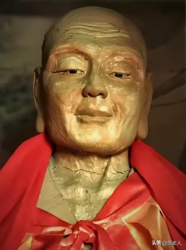 1996年村民干活犯困，靠佛像打盹蹭掉一块泥皮，揭开千年佛门惊天秘密
 
199
