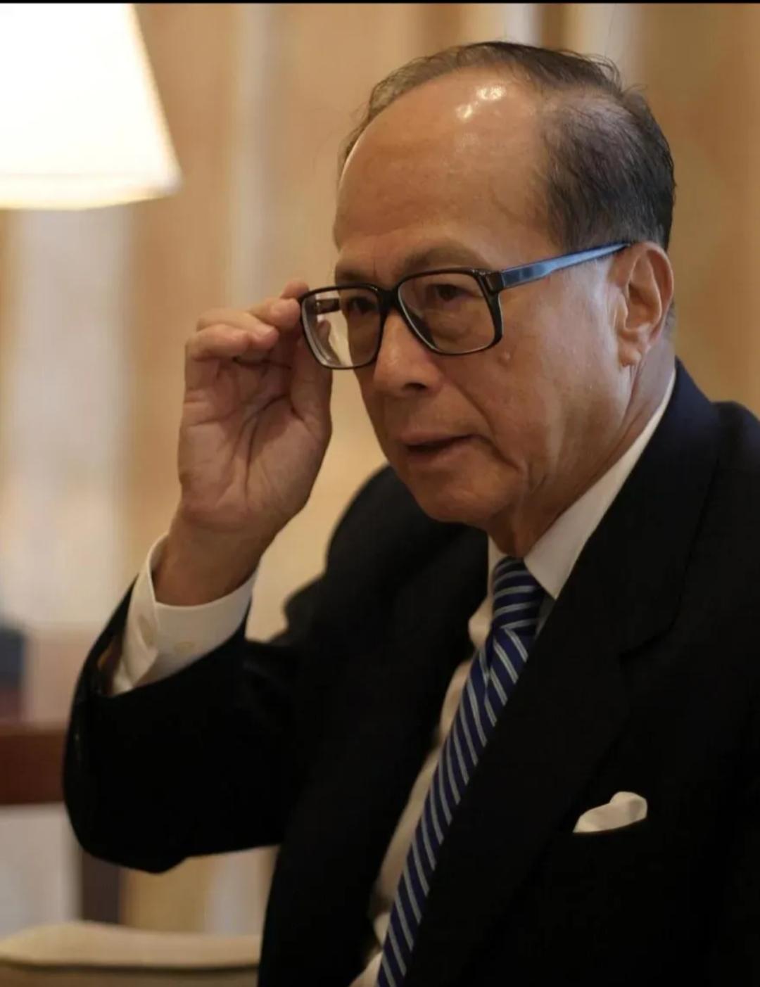 一次，李嘉诚掉了一枚2块钱的硬币到下水道，他连忙去掏，可是掏了半天也没掏出来，这