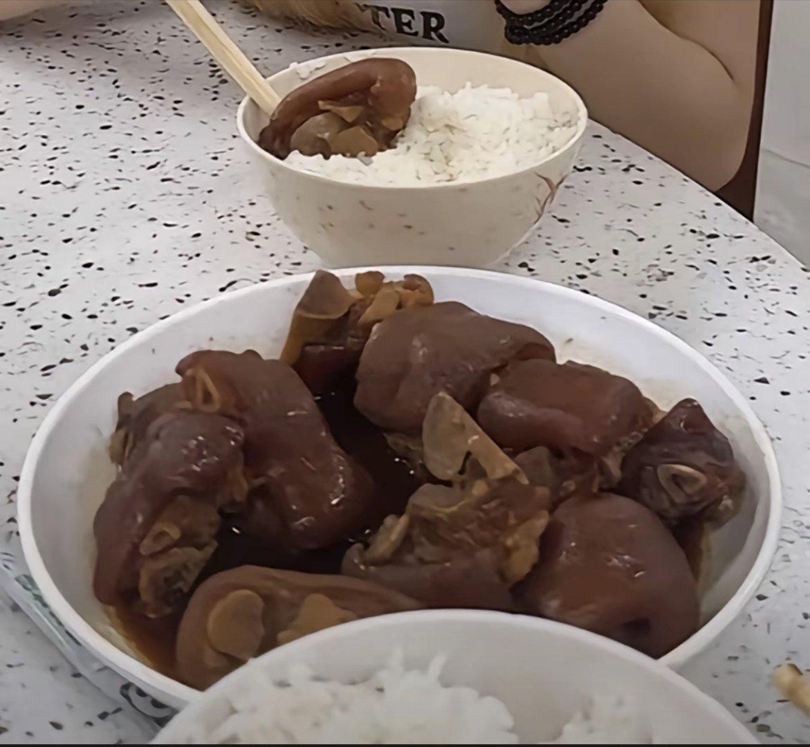 网友：家人们谁懂啊！和网恋对象第一见面猪脚饭也是吃上了[微笑] ​​​