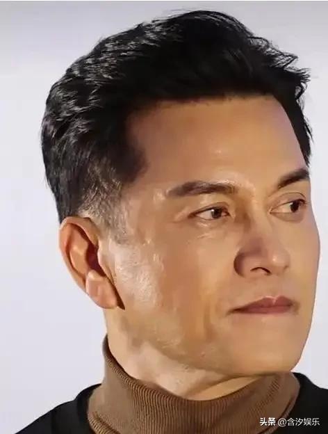 1996年，吕良伟正准备迎娶邝美云，本以为得先和周海媚办个离婚。谁知他去办手续时