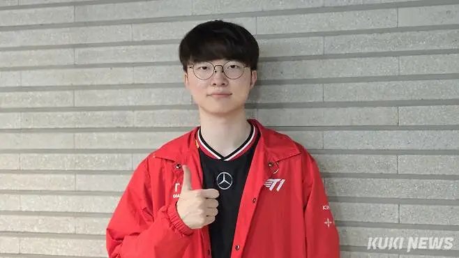 faker祝贺uzi Faker:Uzi是位非常出色的ADC选手，他在中国电竞圈