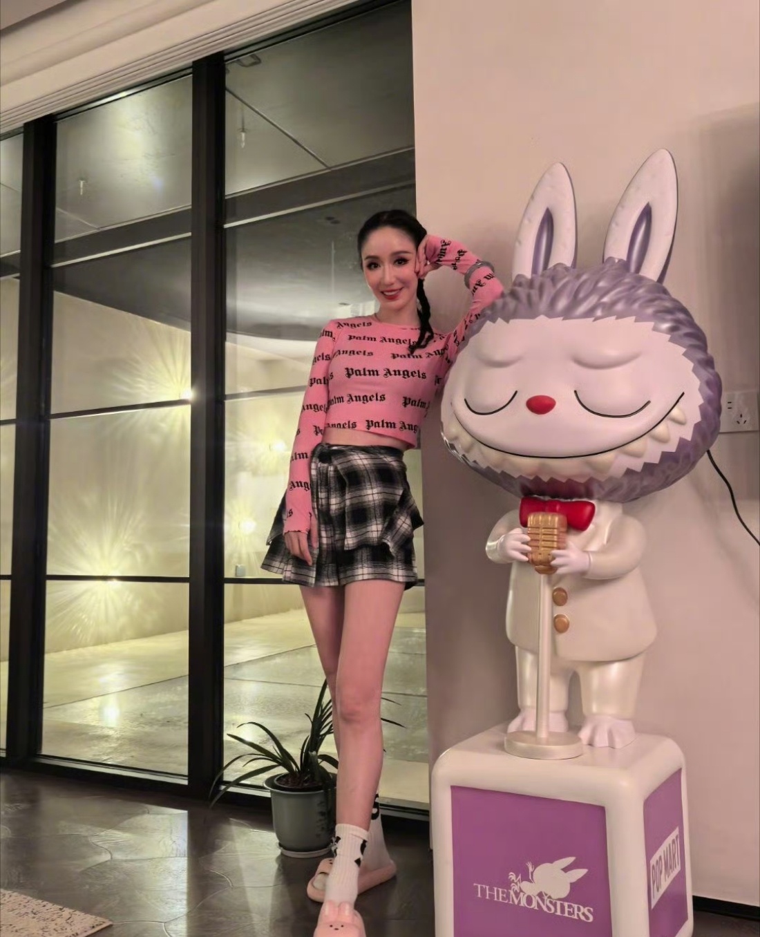 娄艺潇晒labubu 巨兔和兔子诶！姐姐你好萌好漂亮[送花花]爱情公寓里最喜欢你
