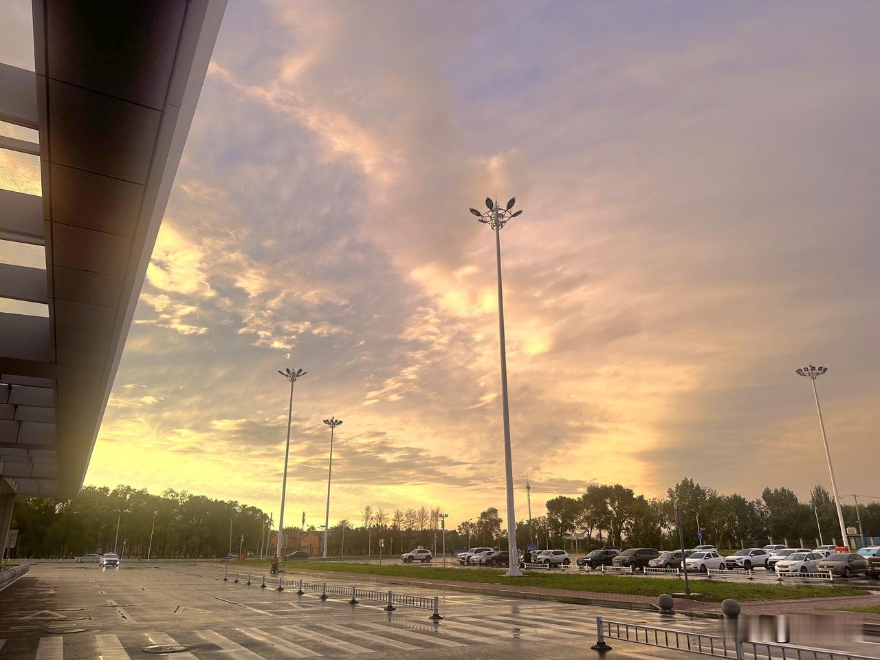 齐齐哈尔一场急雨过后，送给我们一个绝美的傍晚。

晚上出门看夜景，开车经过齐齐哈