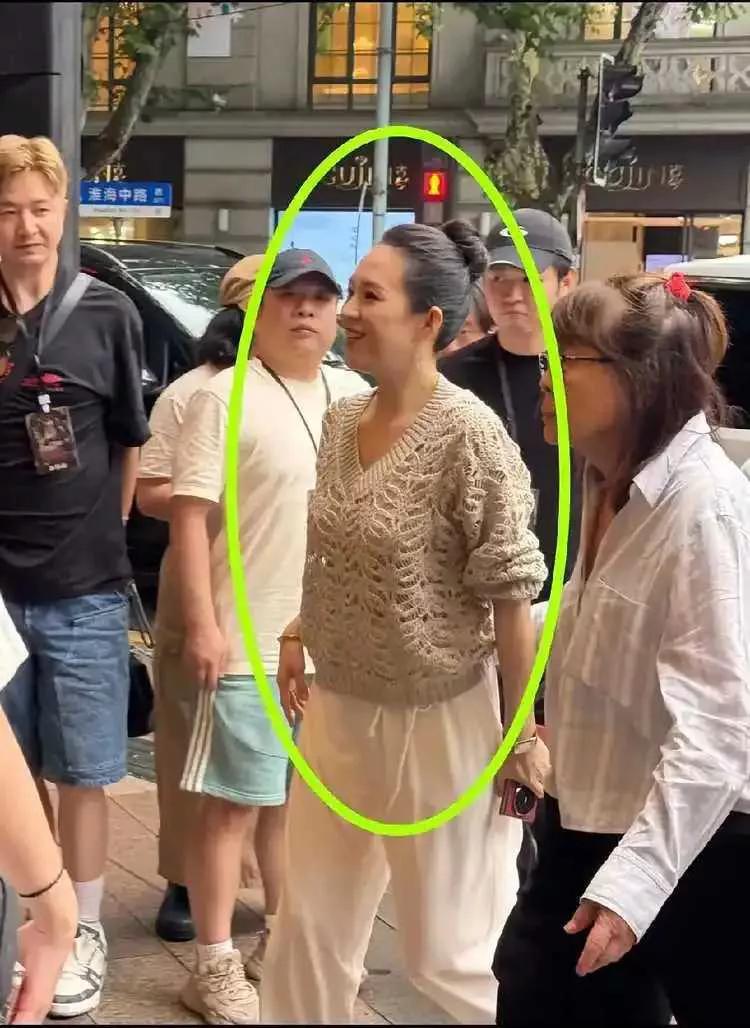 真空的吗，章子怡姐姐真时髦，全都是看个看进去的小窟窿。
章子怡的一张素颜照，却如