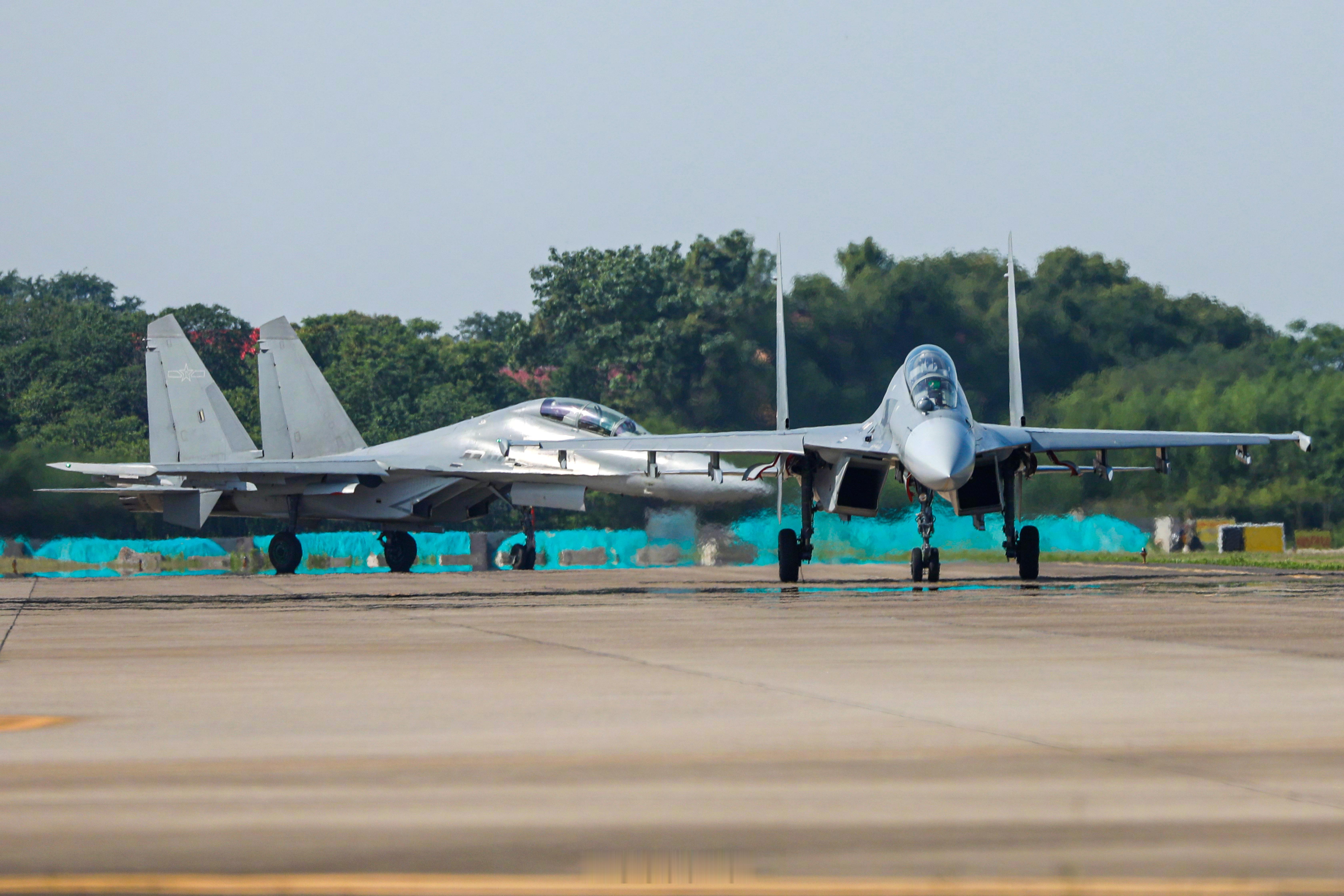 砺剑长空！东部战区空军航空兵某旅开展飞行训练，重点围绕空战对抗、对地对海目标攻击