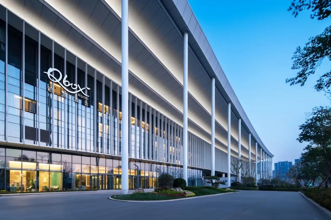 原来济南国际会展中心早就有酒店了，绿地铂派酒店开始营业，不过酒店还是太少了。

