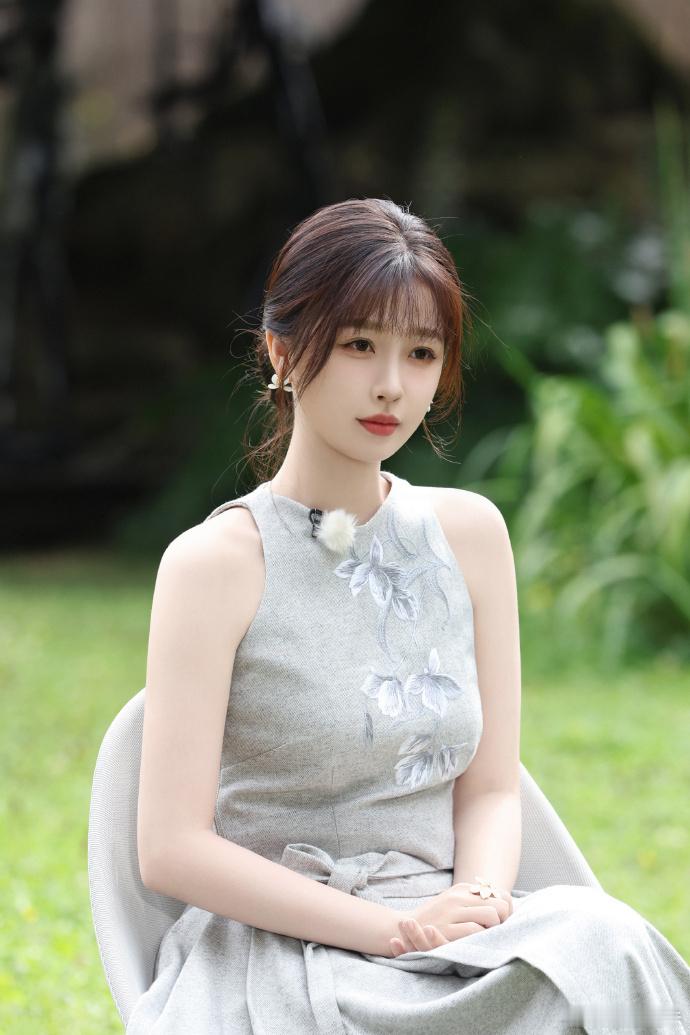 #来看娱乐[超话]##虞书欣皎皎玉兰花轻盈起舞##虞书欣皎皎玉兰# 这身玉兰刺绣