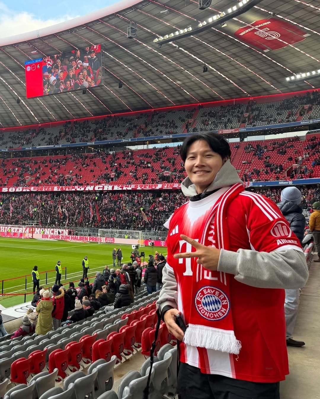 拜仁慕尼黑官方账号欢迎金钟国来访。 