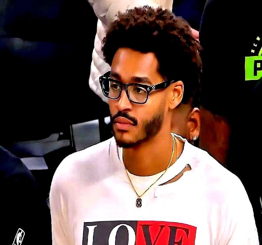 杀人诛心，大概就是这样了。

全场山呼海啸，但没一声是给你的。你就站在那儿，眼睁