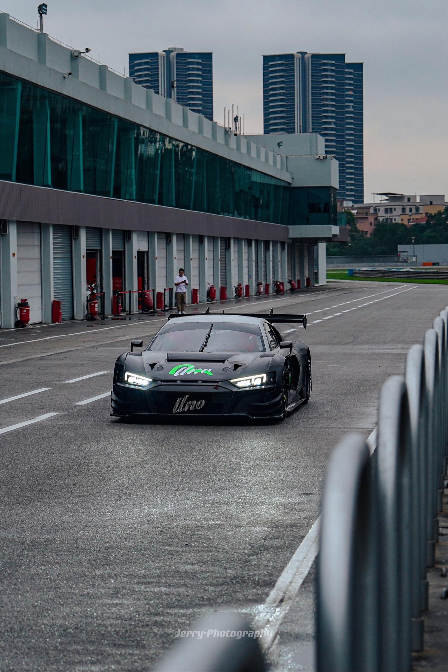R8 GT3 EVO 2。一台飞驰在ZIC的R8赛车，最近它还迎来了一位新的驾驶员