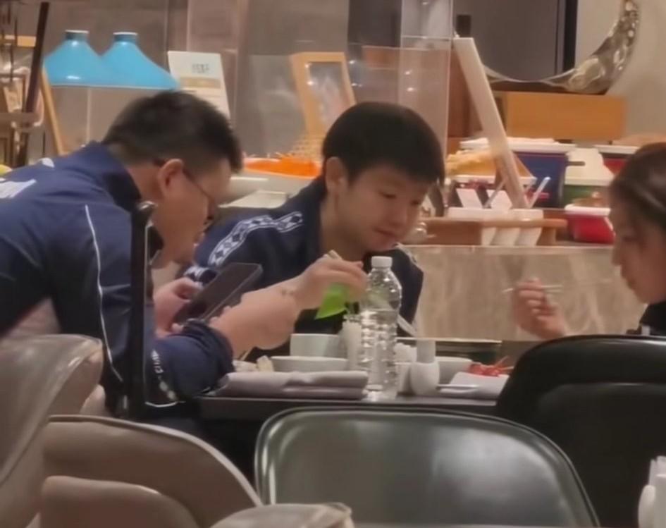 是不是筷子拿得远嫁得就远
我觉得这个说法不对
你看孙颖莎拿筷子那么远，差不多拿到