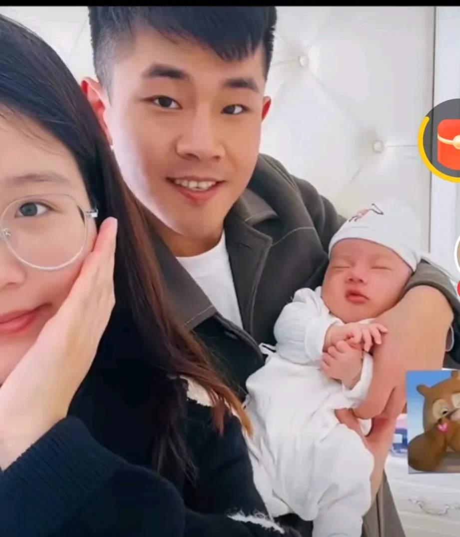 他亲手将自己的幸福小家，砸得粉碎。
金毛和瑶瑶，看一张照片也曾有过一段缀满星光的