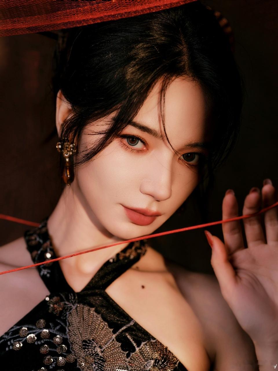 代斯长在风情审美点上代斯冷脸撩人是天赋 代斯往那一站什么都不用做，冷着脸就把风情