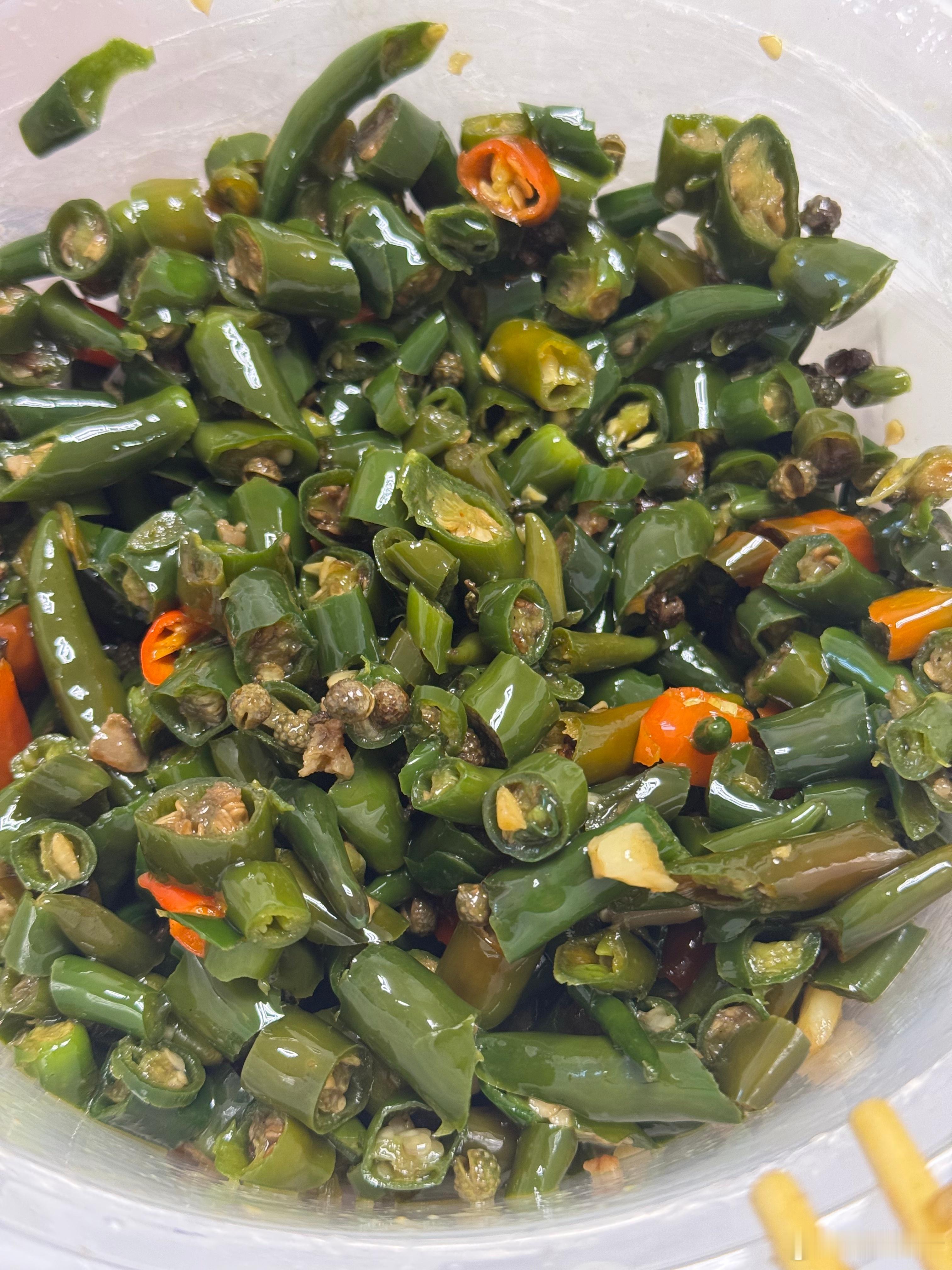 很喜欢的尖椒鸡~吃完鸡肉还有满满一碗辣椒是不是还可以再重复利用一下[淡淡的] ​