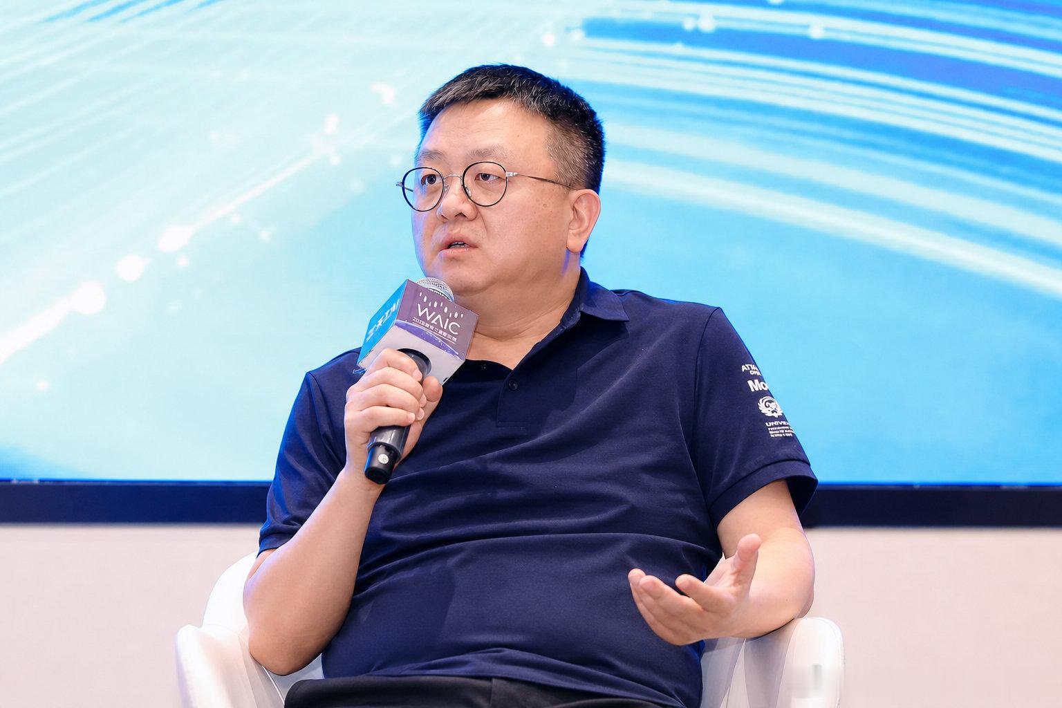 桃首席AI科学家谢丹铭发表主题演讲，指出当前AI影视正从能够生成迈向工业级量产阶