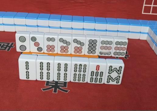 解析：我们来看这手牌，相信很多麻友都会打掉7筒或者9筒；这就是没有理清牌型，67