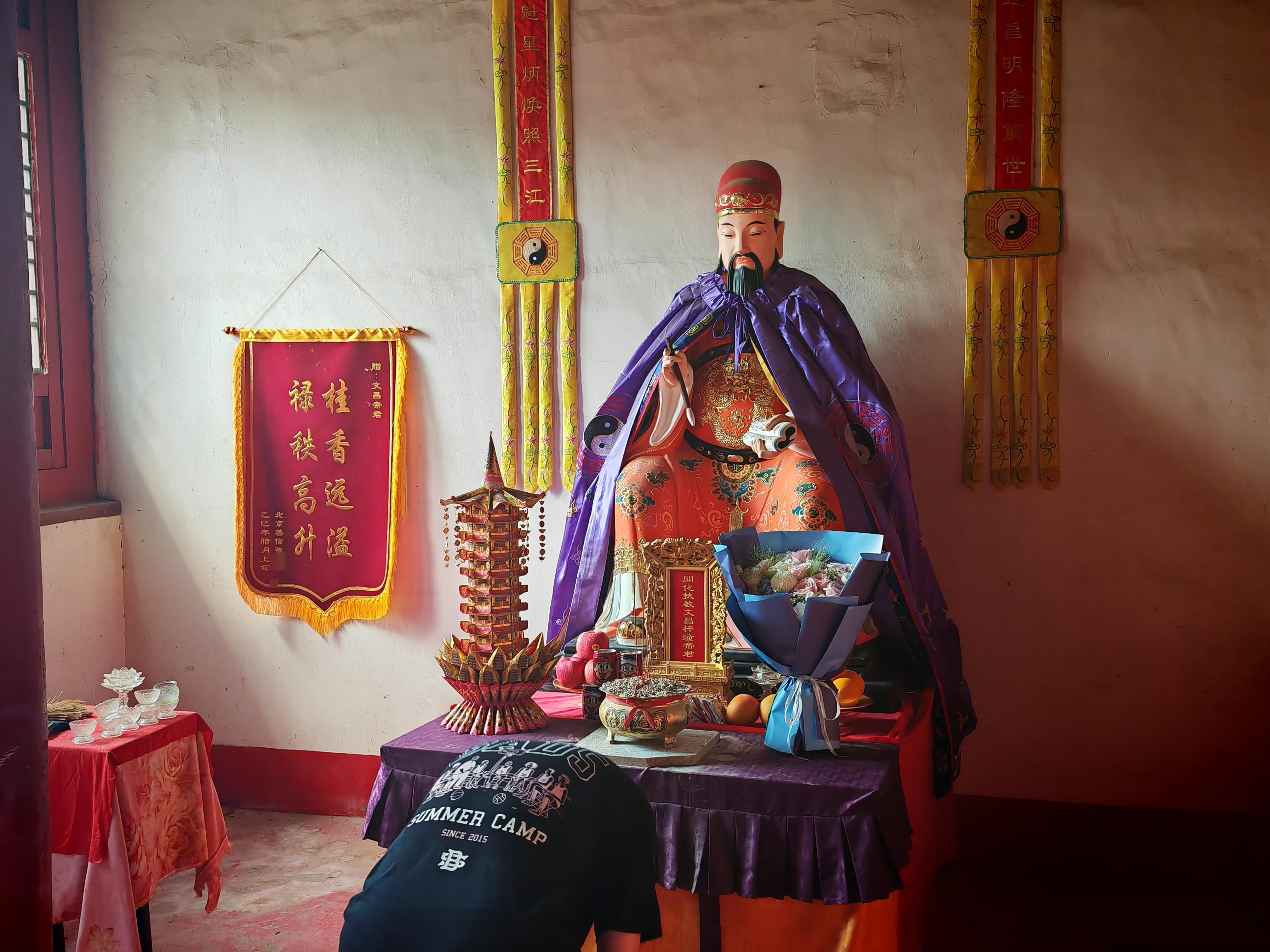 中考过重点尖子班录取线线0.5分的气运之子一家十来口人前来还愿，文昌帝君慈悲