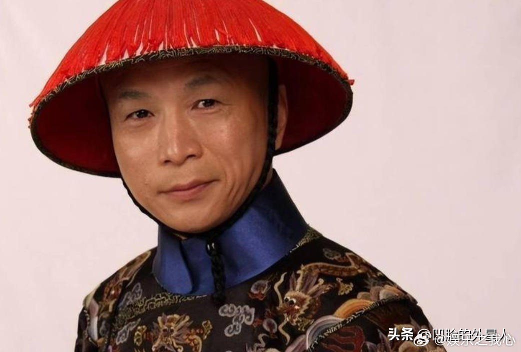 演员李天柱拍摄《甄嬛传》时第一次见陈建斌，他介绍自己，陈建斌只是哦了一声，转身就