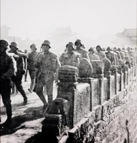 1937年 正在奔赴前线参与保卫南京的国军在南京城的一张照片
将士们没有考虑之后