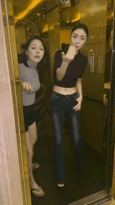 叼个烟卷，流里流气，但是非常的自信，也不知道她的自信是哪来的，在这个人身上，也能