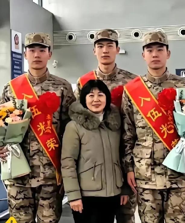 山东临沂沂南的张大姐今年59岁，二十一年前顶着38岁高龄生下三胞胎。男人走得早，