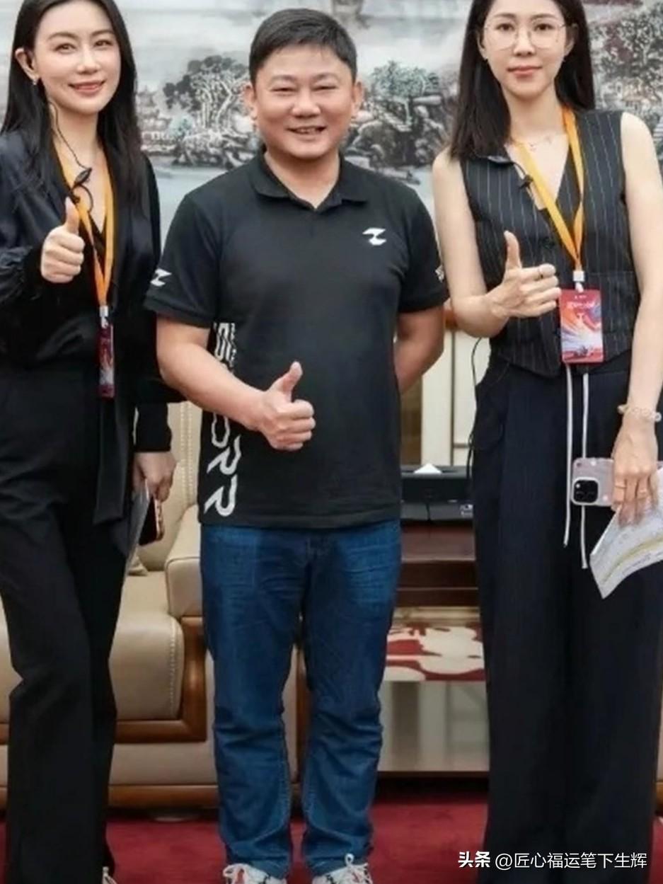 和张雪同框合影的两位高颜值女子，均为洗脸熊创始人唐华波的下属。二人容貌相似度颇高