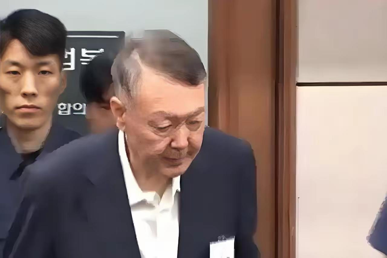 尹锡悦已经被击垮了，特别是心理防线。
以前觉得李在明非常不错的人，现在终于认识到