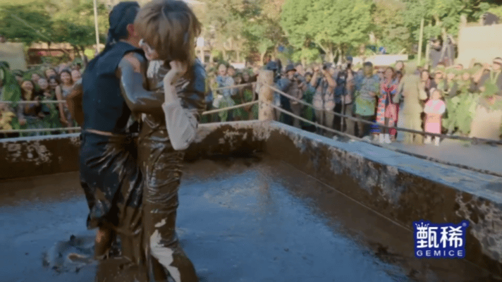 鹿晗泥潭摔跤被秒杀哈哈哈哈哈哈哈哈哈比赛耗时真的就是一秒吧！感觉小鹿是不是耳朵里