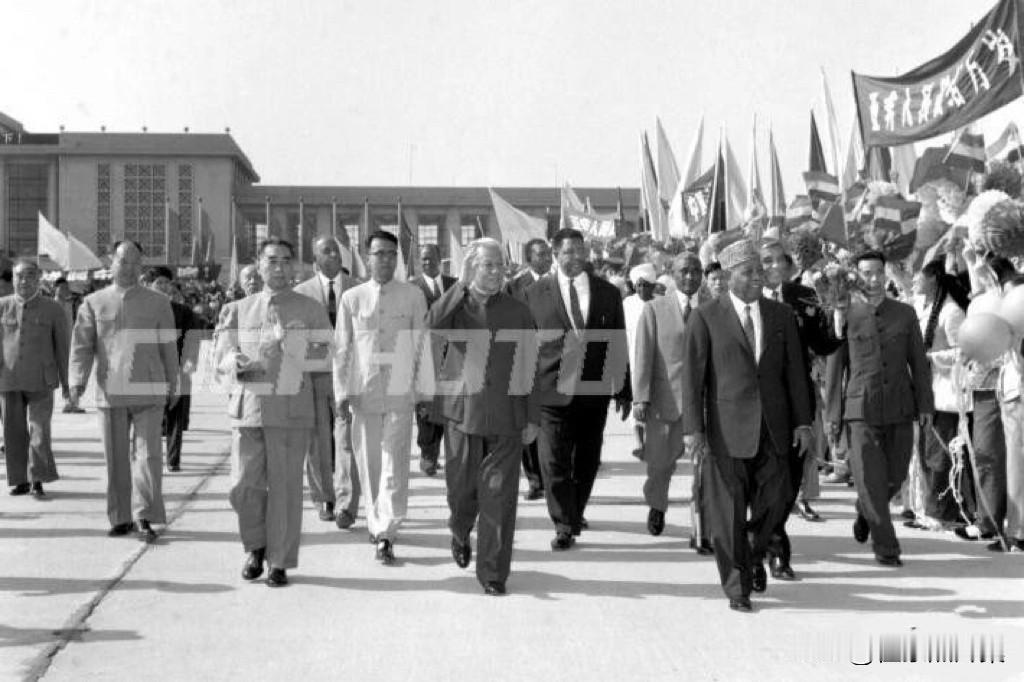 【周总理历史上的今天——5月19日】
1964年5月19日上午，国务院总理周恩来