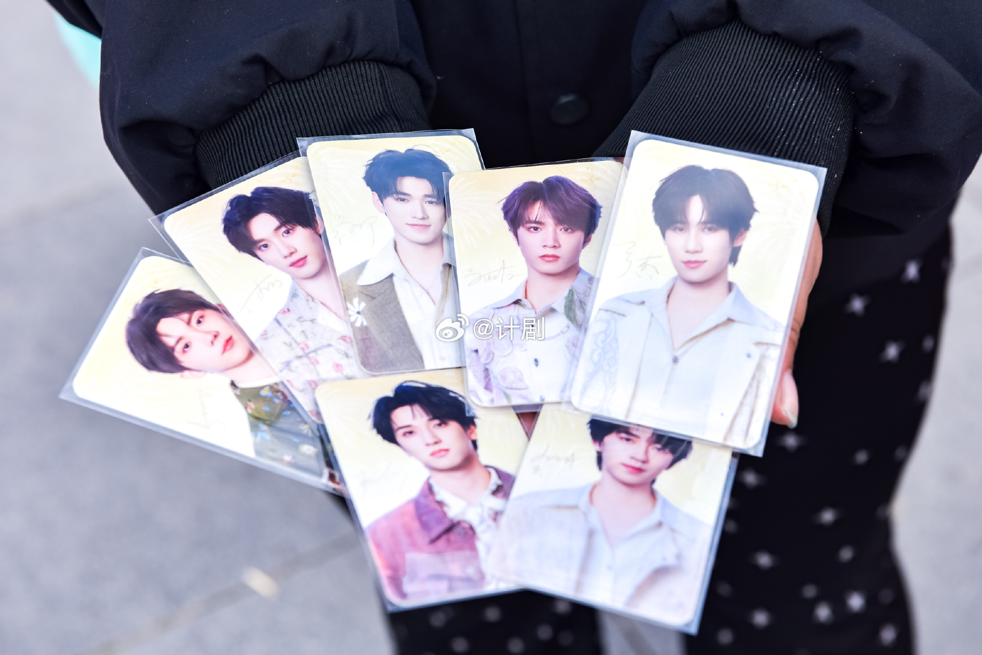 那滴眼泪里有喜悦、有感动，还有一路支持与陪伴的心情。在那么多小卡中偏偏选中她的那