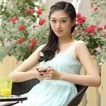 清新少女在花丛中享受宁静时光🌸✨