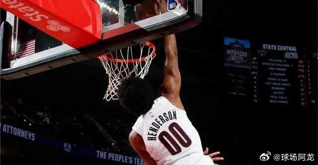 北京时间3月26日，NBA常规赛，开拓者主场对阵雄鹿。开拓者首节取得领先，次节继