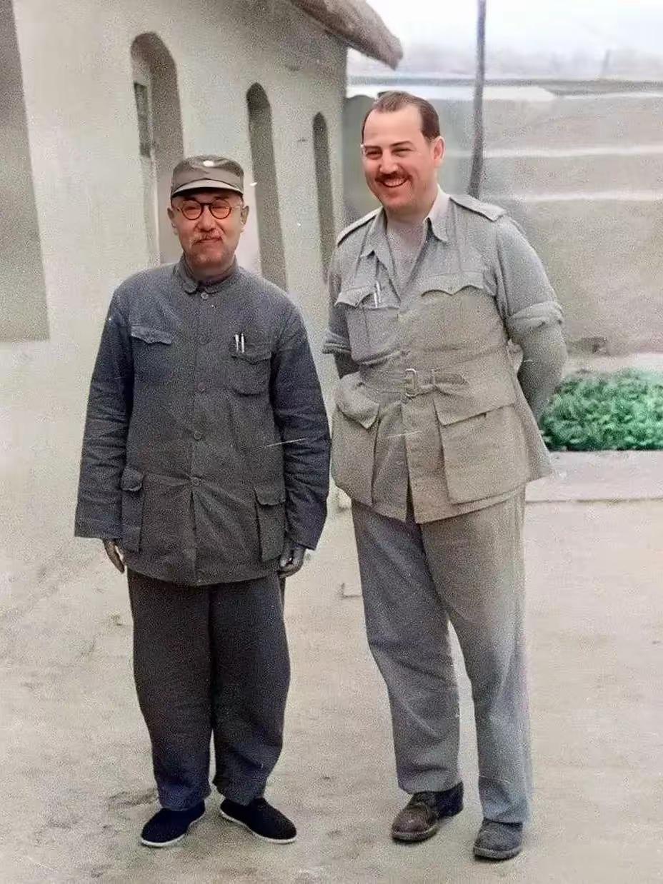 这张照片拍摄于1944年，福尔曼到山西临汾采访时与阎锡山在一起的合影，从图片看上