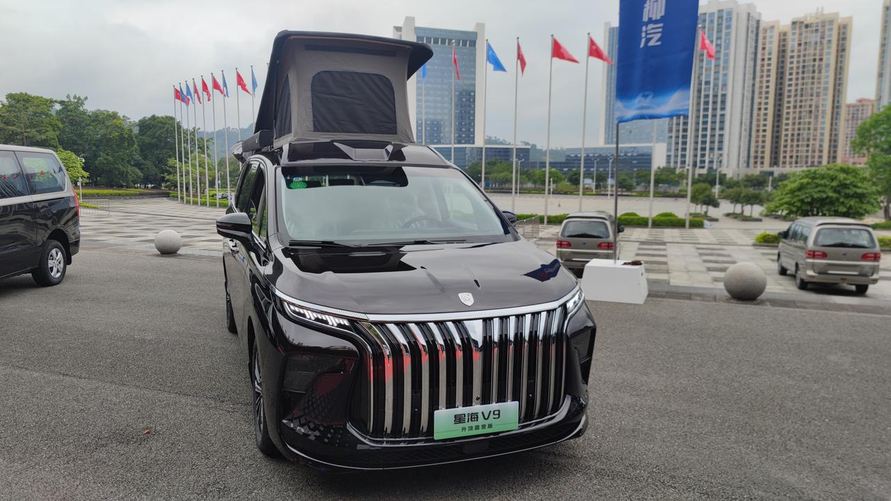 东风柳汽67品牌客户日活动现场，星海V9露营车7座版，中排座椅能360°旋转，与