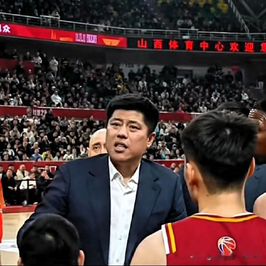 山西主帅潘江热汗直流，竟在主场被辽宁打停四次，家乡子弟兵可歌可泣，杨鸣虽然在太原