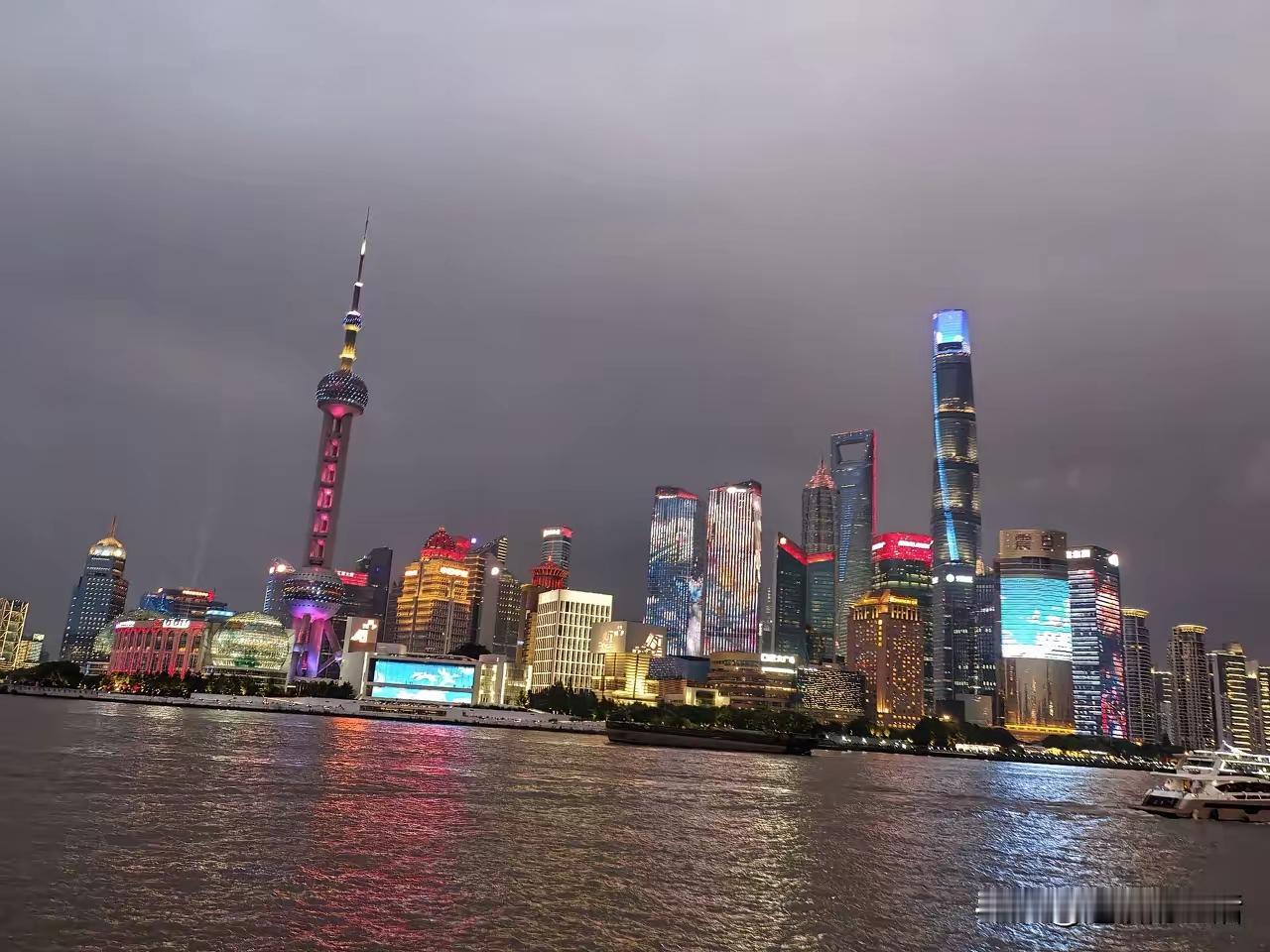 一、直观感受确实成立：外滩、南京东路人流暴涨，外国人肉眼可见变多
 
1. 长期
