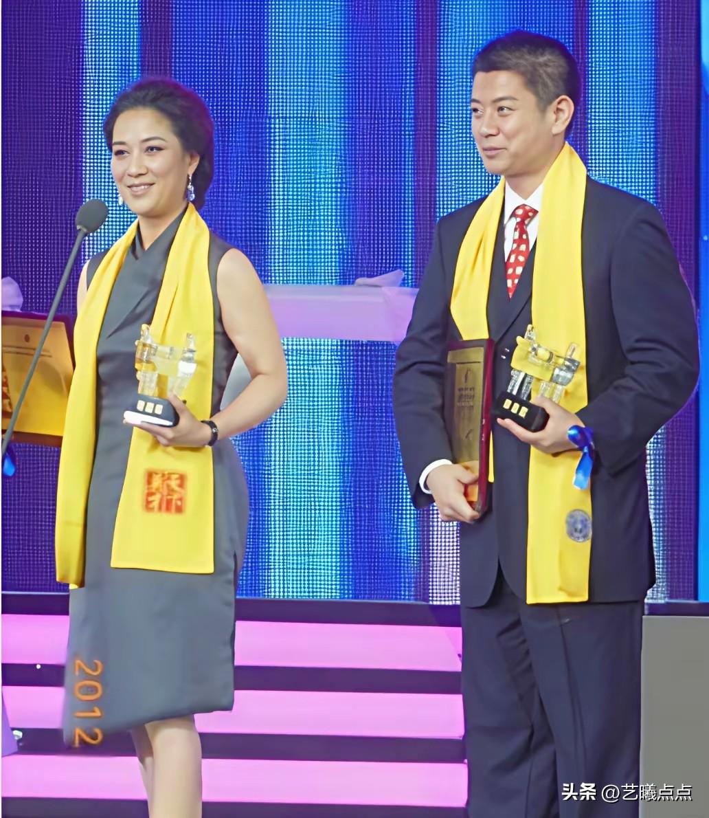 这两位戏曲舞台上的名家，一位是越剧表演艺术家，一位是京剧表演艺术家。照片是十年前