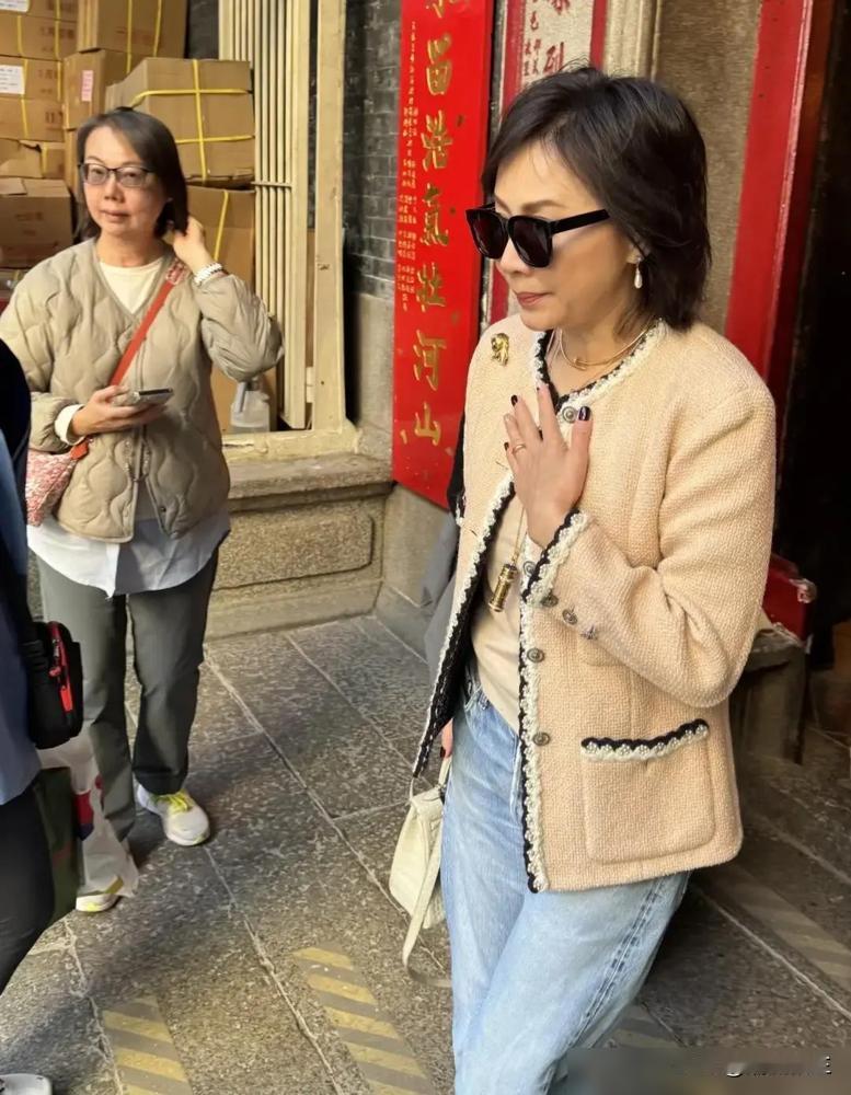 刘嘉玲披着六位数的皮草去拜神，怎么还招黑了？
新年伊始单枪匹马去文武庙许愿，身