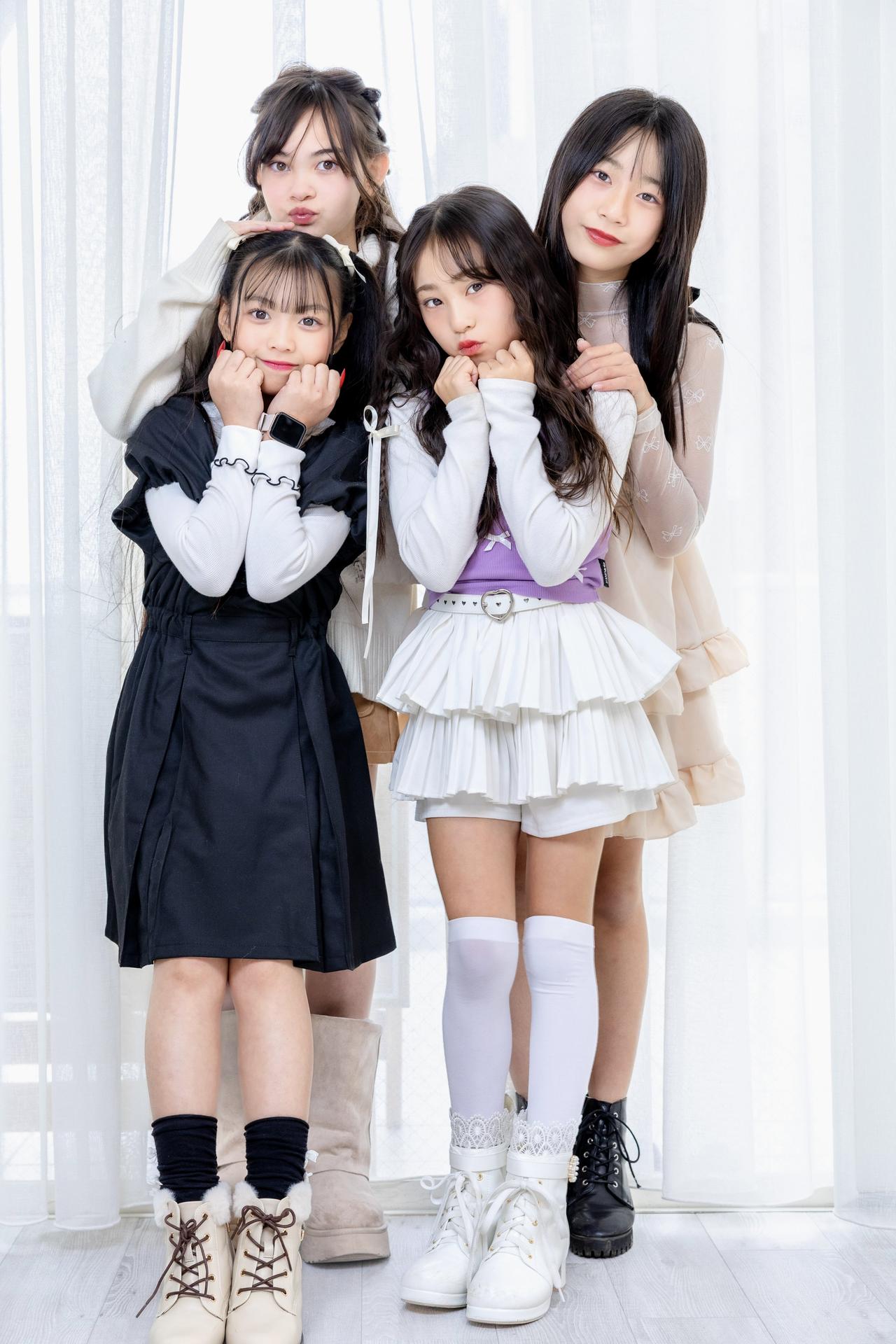 四个小姐妹摆POSE拍照真可爱！