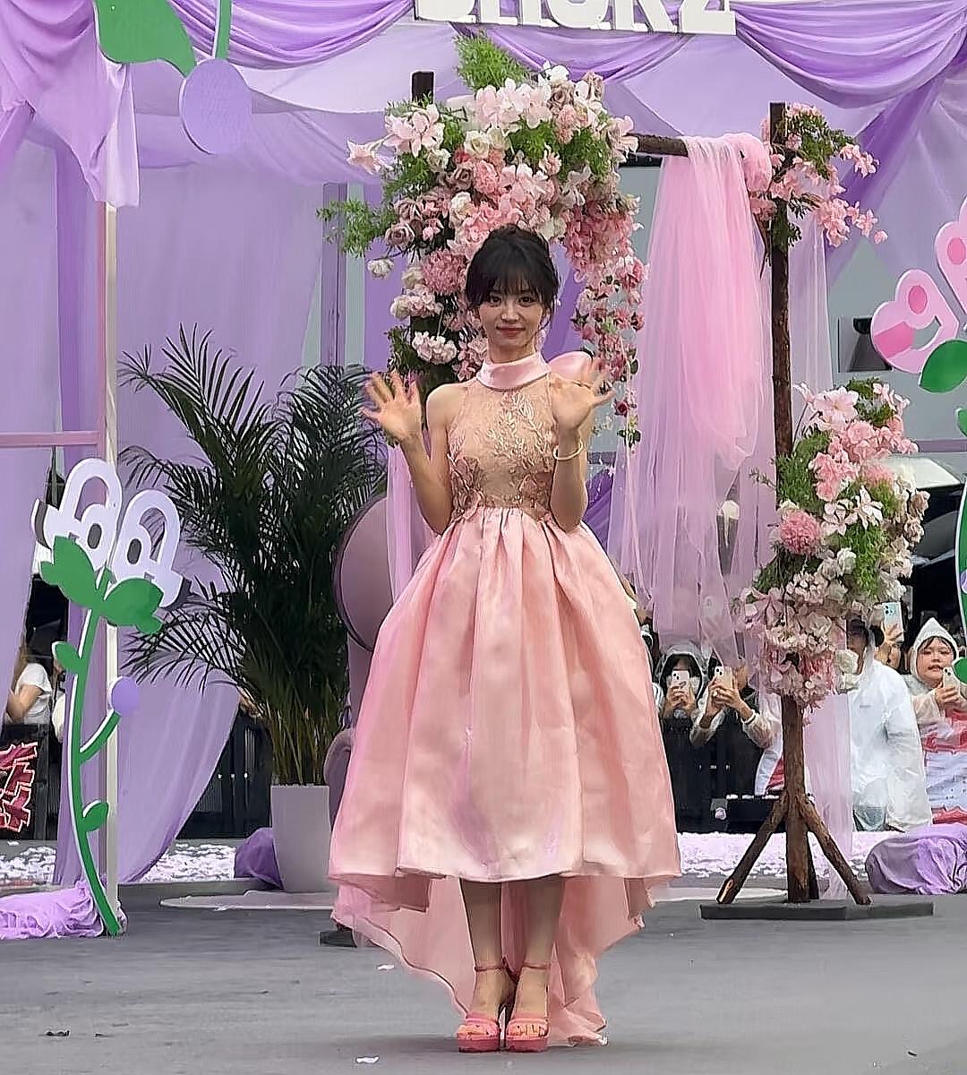 原来。。田曦薇线下也这么普通。。

田曦薇本人比照片还要美啊，妆容加上精致的无关