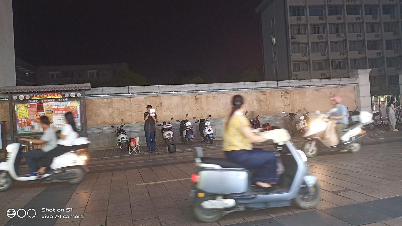 月上柳梢头，我行走在黄昏的街头，偶遇一名流浪歌手。那也是我曾经逝去的青春。遥想当
