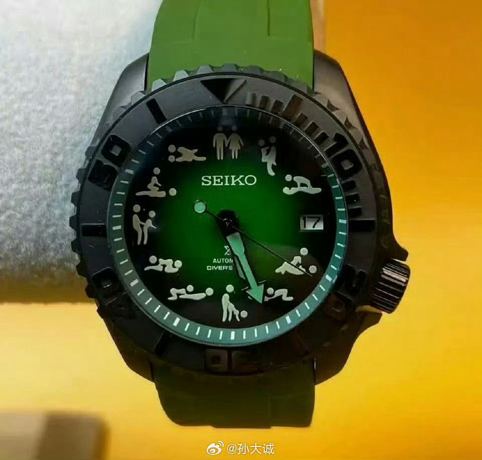 曾毅因身体原因暂停工作   哈哈，有人说曾毅的手表是双人瑜伽图。 ​​​
