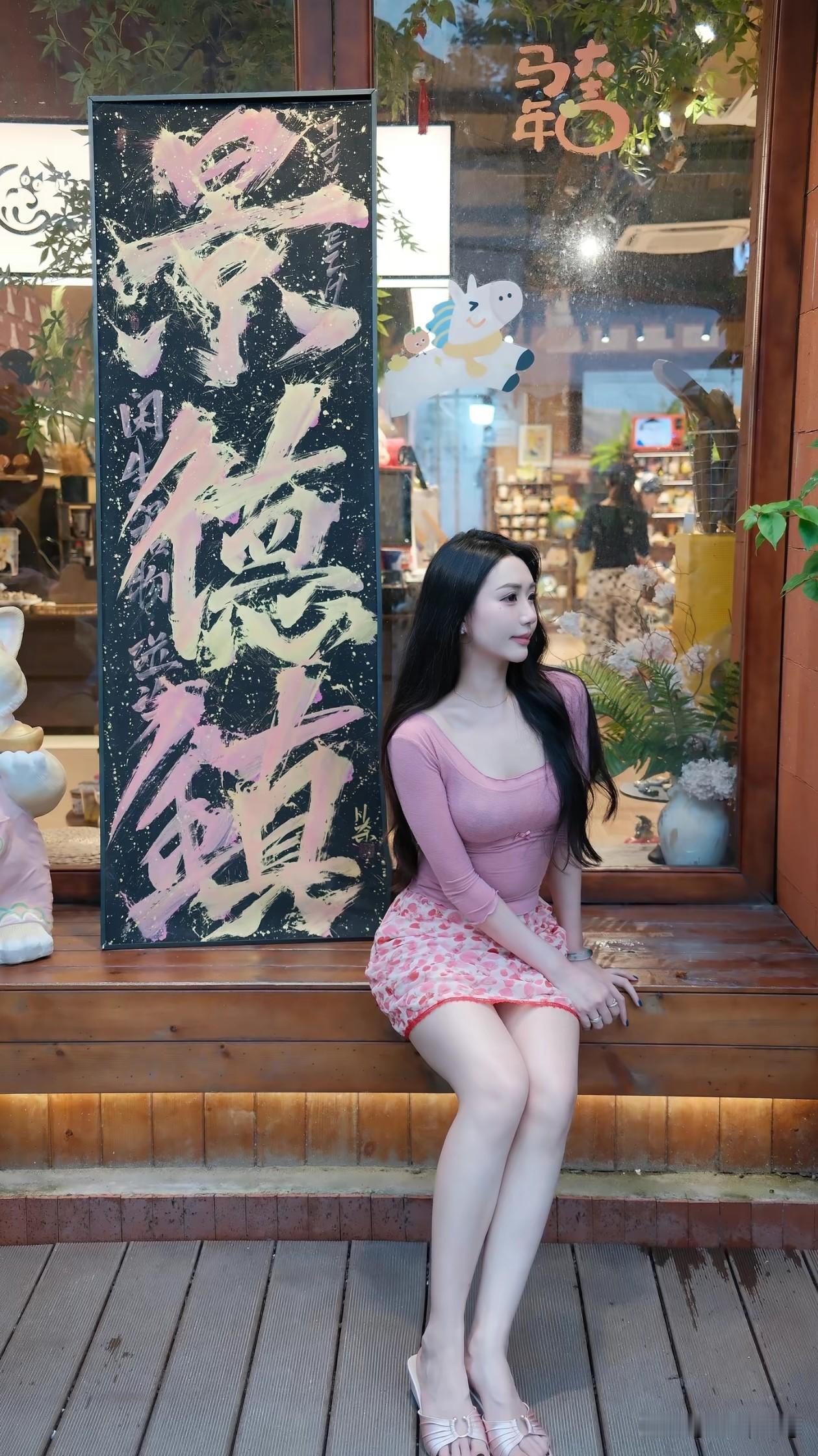 在景德镇的慢时光里，逛不完的陶瓷市集，看不尽的烟火与艺术。这里的一器一物，都藏着