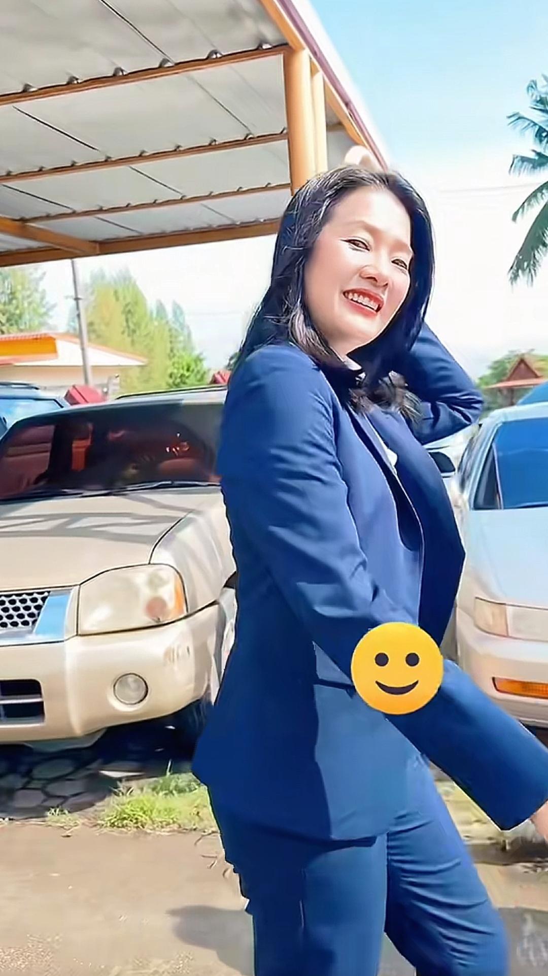 佩通坦的闺蜜蒂拉娜好有女人味。

泰国前总理佩通坦就很漂亮，特别是她的穿衣风格，