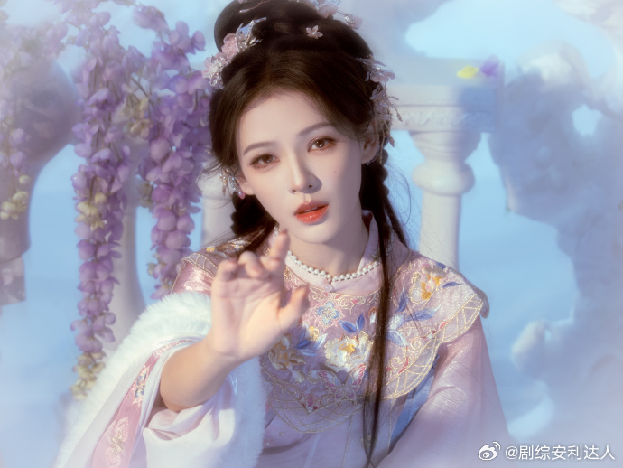 张予曦紫藤花古风写真张予曦紫藤写真灵动出圈，冷白肌 + 浅紫花瓣，发丝薄纱飘动尽