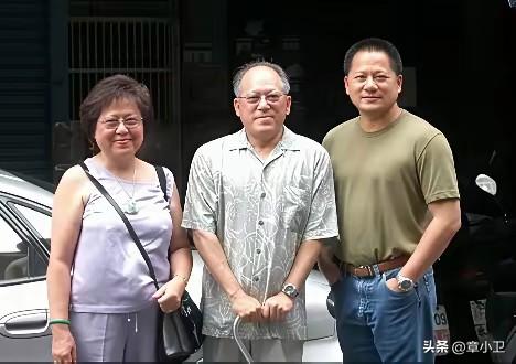 父母哪里会想到，儿子会成为几十亿华人的首富，市值全球第一的企业，孝顺的黄仁勋在陪