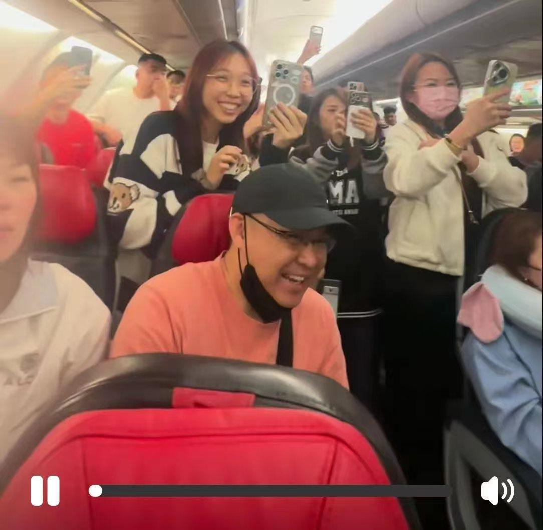 这段亚航 D7809（重庆 — 吉隆坡）客舱争执视频，已然彻底出圈。

不仅新马