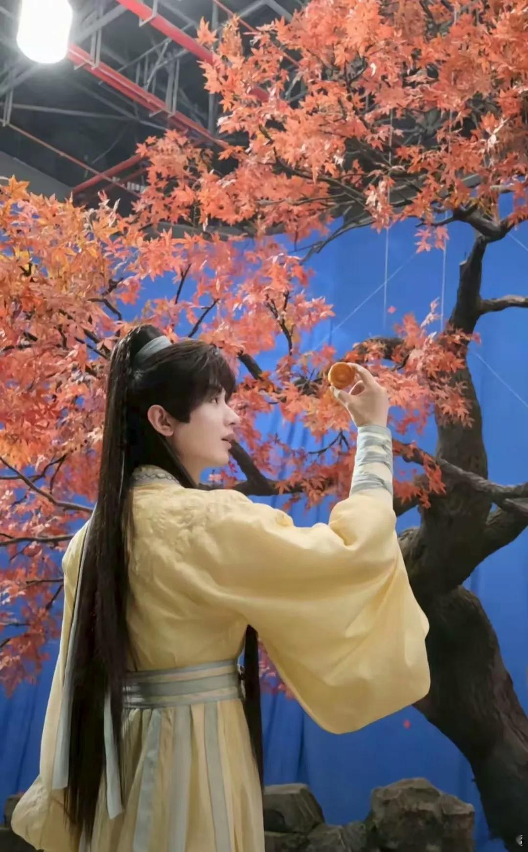 “你是我跨越山河万里，携带着芳香也要碰面的光” "𝓨𝓸𝓾 𝓪𝓻𝓮 ?