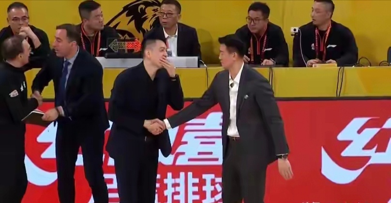 32分惨败后杨鸣与王博谈笑：并非无视失利，而是职业与情谊的双重体现体育辽宁男篮 