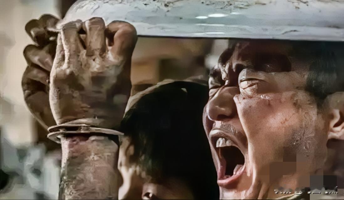 1976年，唐山看守所倒塌，200多名囚犯涌向缺口，狱警握枪的手在抖，他们却转身